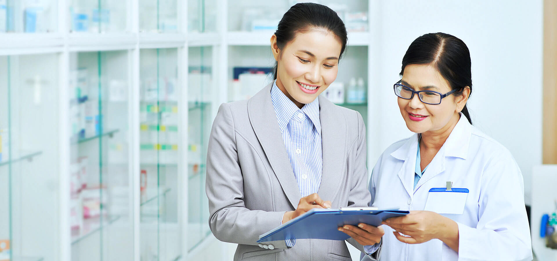 a woman and pharmacist are discussing about business matter